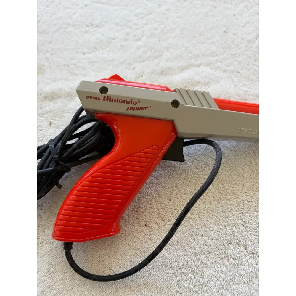 Nintendo 1985 NES Zapper Duck Hunt Gun NES-005 Orange Tested/Works